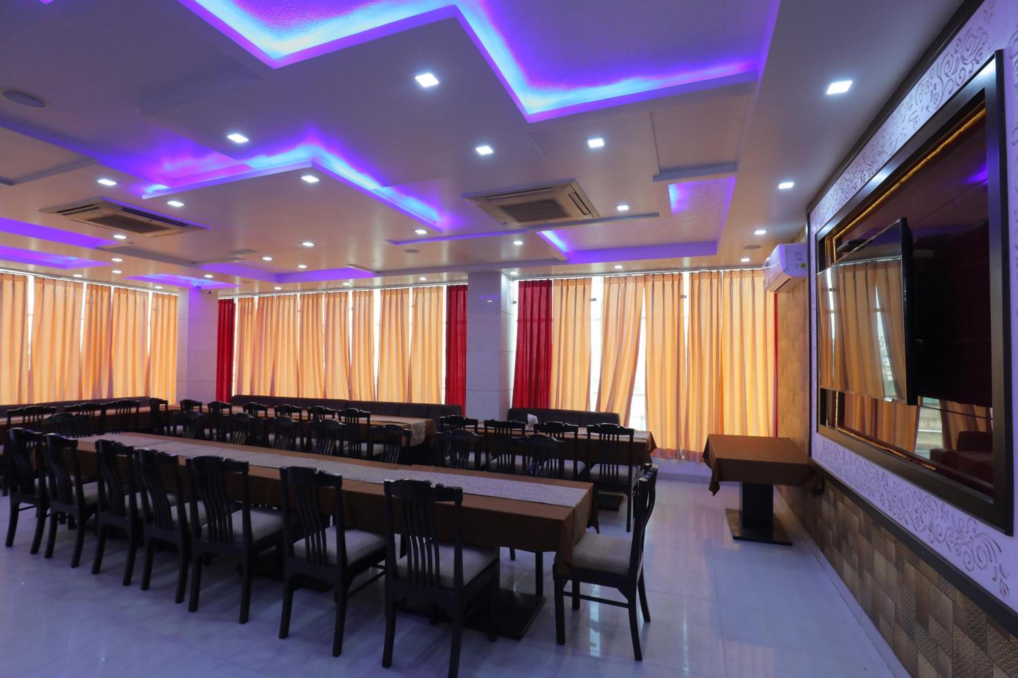 Hotel Red Carpet Tājganj Buitenkant foto